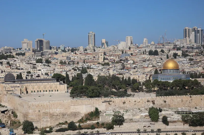 מבט מהר הזיתים ביום בהיר אל הר הבית: מסגד אל-אקצא בעל הכיפה האפורה משמאל וכיפת הסלע המוזהבת מימין, ומאחוריהם העיר החדשה.