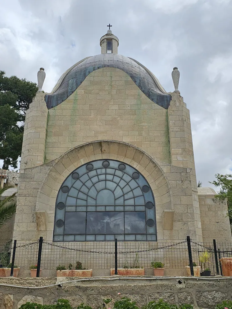 כנסיית דומינוס פלוויט בהר הזיתים: מבנה אבן קטן שכיפתו דמוית דמעה, ובחזיתו חלון קשתי גדול מסורג.