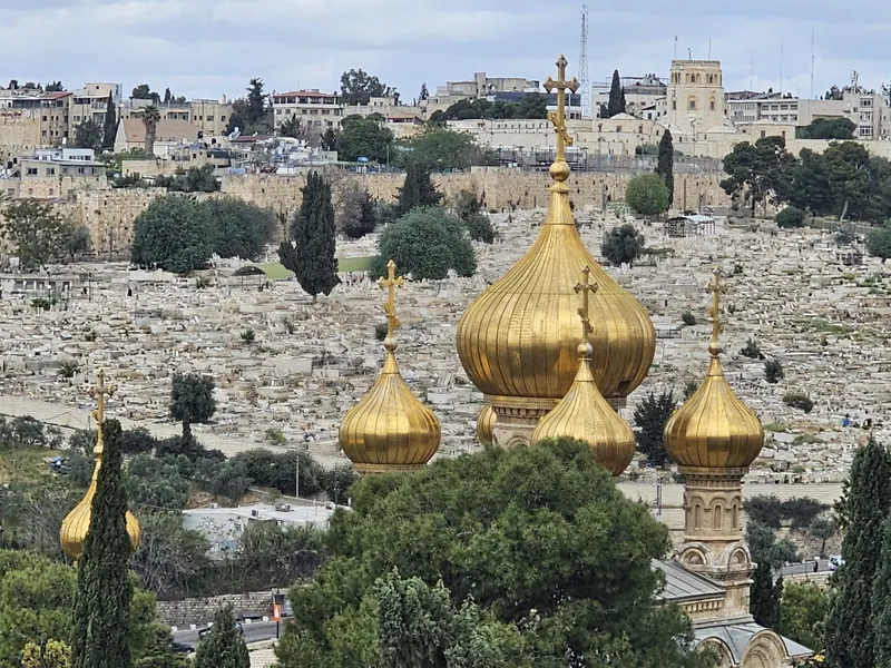כיפות הבצל המוזהבות של כנסיית מריה מגדלנה בהר הזיתים, ומאחוריהן בית הקברות וחומת העיר העתיקה.