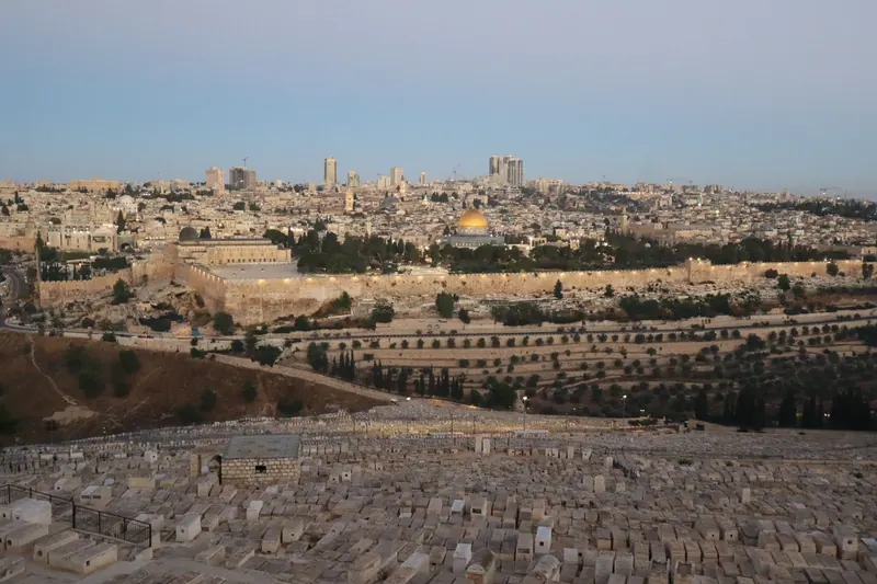 מבט רחב מהר הזיתים בשעת ערב: קברי בית הקברות היהודי, חומת העיר העתיקה, כיפת הסלע ומאחור העיר החדשה.