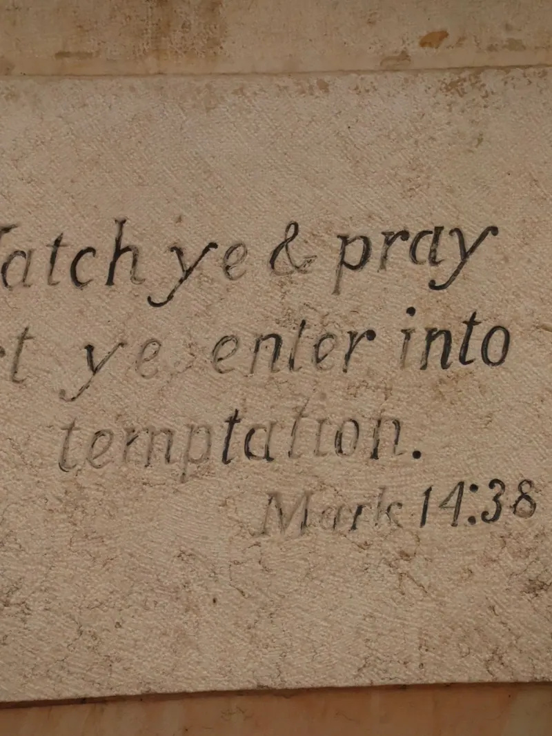 כיתוב שחור על קיר אבן בהיר, חתוך בשוליו: Watch ye & pray lest ye enter into temptation. Mark 14:38.