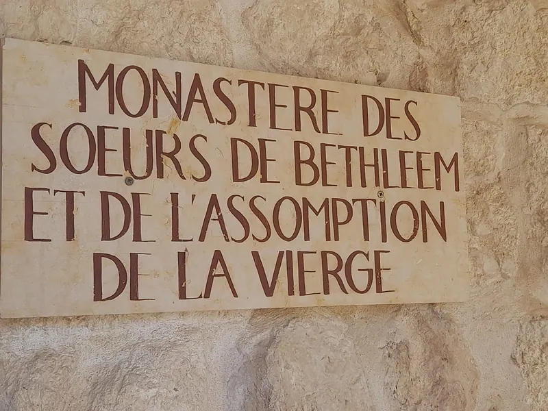 שלט אבן בקיר ועליו הכיתוב בצרפתית MONASTERE DES SOEURS DE BETHLEEM ET DE L'ASSOMPTION DE LA VIERGE.