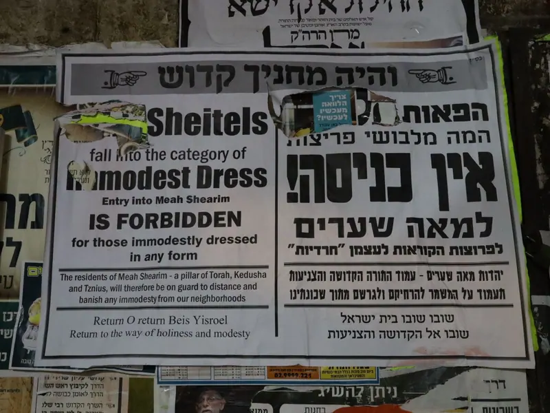 מודעת קיר דו-לשונית: "אין כניסה! למאה שערים" לנשים בלבוש לא צנוע, וגם בפאה נוכרית.